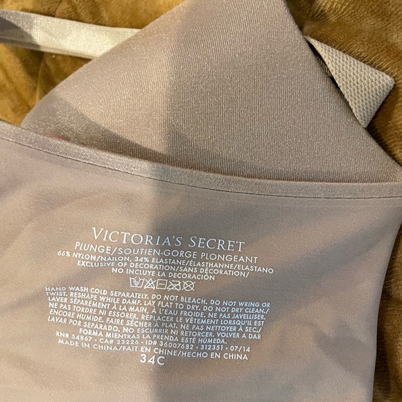 Victoria’s Secret Plunge Bra Nude 34C - Picture 2 of 2